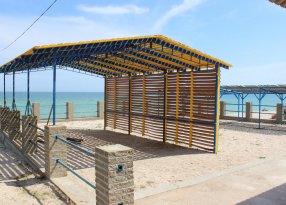 навесы и кафе на пляже