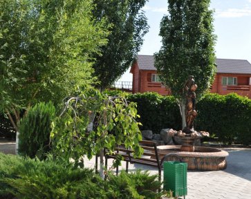 Алея на базе отдыха Елена